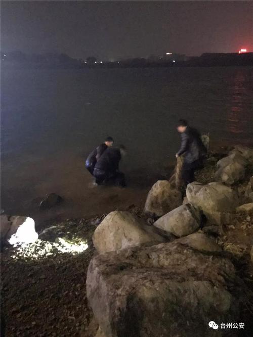 新门内部资料免费提供和带妻儿自杀独自逃生与妻子带着孩子跳河