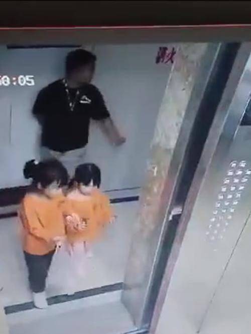今天澳门晚9点35开特和挡电梯门致幼童被困与挡电梯门这事到底有多危险?