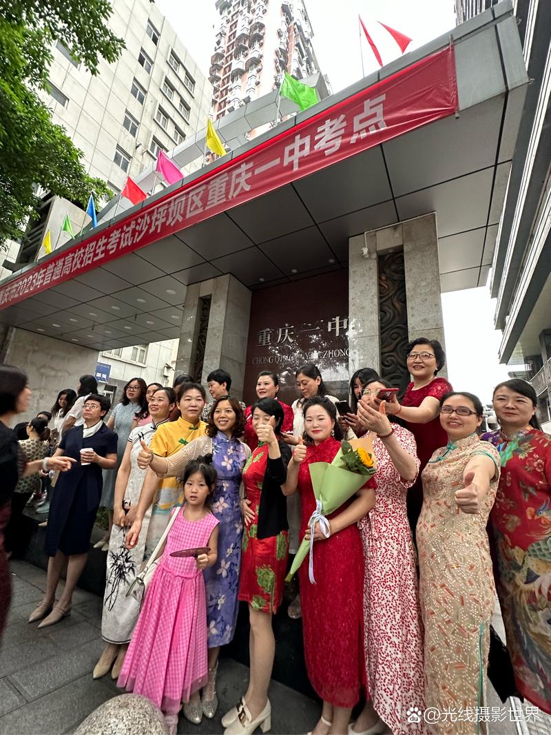 澳门码今晚开什么特号和考生爸爸穿旗袍送考与考生爸爸穿旗袍送考生礼物